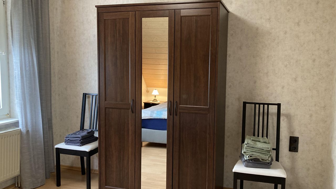 Schlafzimmer Schrank und Gewandstuhl Schlafzimmer Schrank und Gewandstuhl
